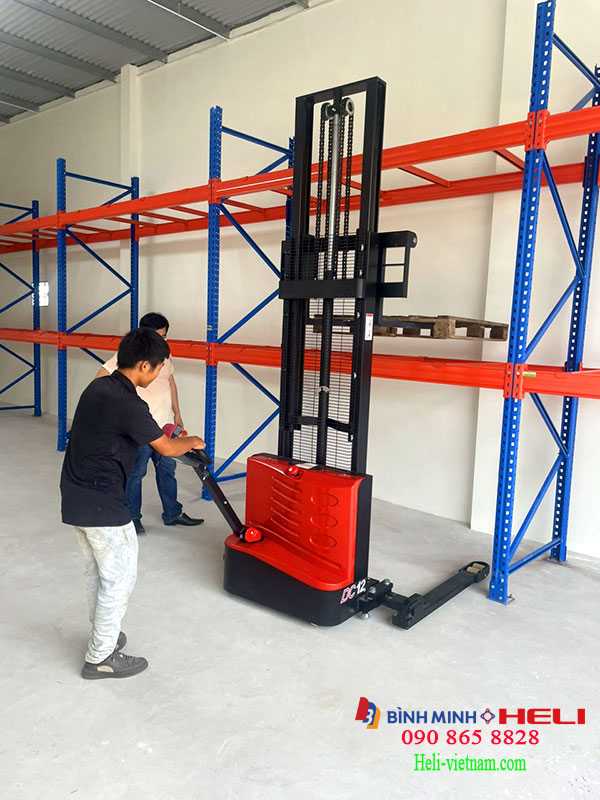 Xe Nâng Tay Cao Chạy điện Dắt Lái Tại Tiền Giang