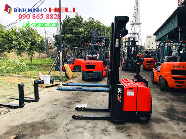 Xe Nâng Tay Cao Chạy điện đứng Lái Tại Tiền Giang
