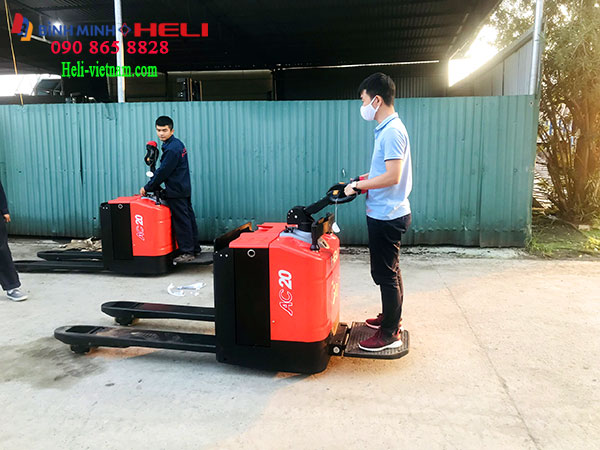 Xe Nâng Tay điện Heli đứng Lái Tại Tiền Giang