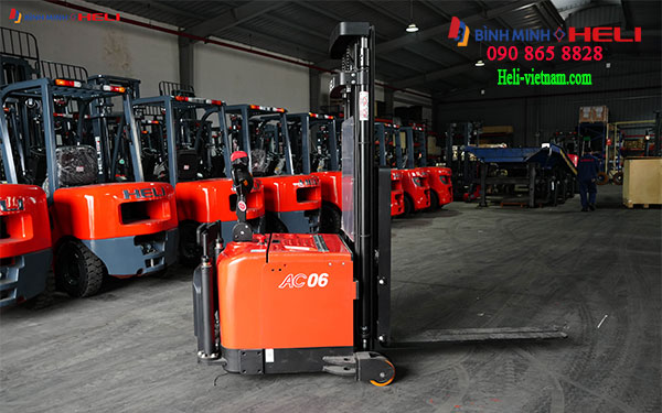 Xe Nâng Tay Cao Điện Đứng Lái 600kg