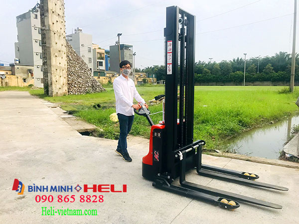 Xe Nâng điện Dắt Lái Nâng Pallet 2