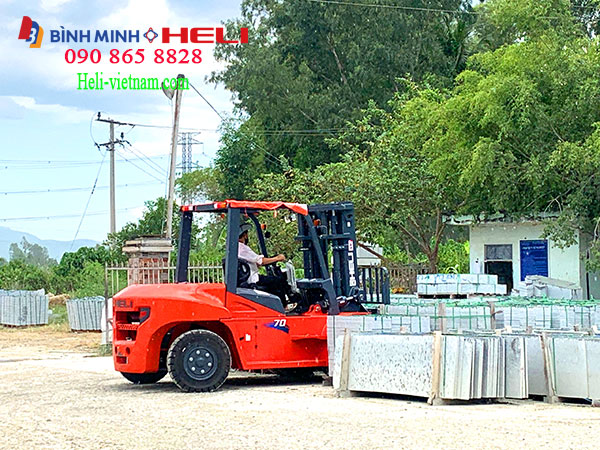 Xe Nâng 7 Tấn Chui Cont Nâng đá