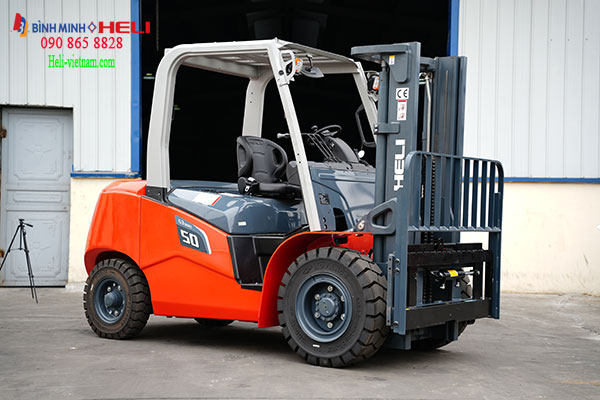 Xe Nâng Dầu Heli 5 Tấn Chui Container