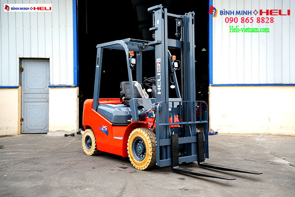 Xe N&acirc;ng Heli 2.5 Tấn N&acirc;ng 4 M&eacute;t